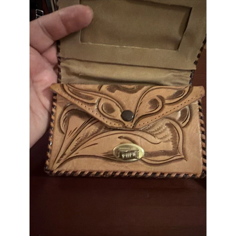 Vintage small leather Purse/Wallet Clasp zipper.  Mexico. Beautiful Hand Tooled!